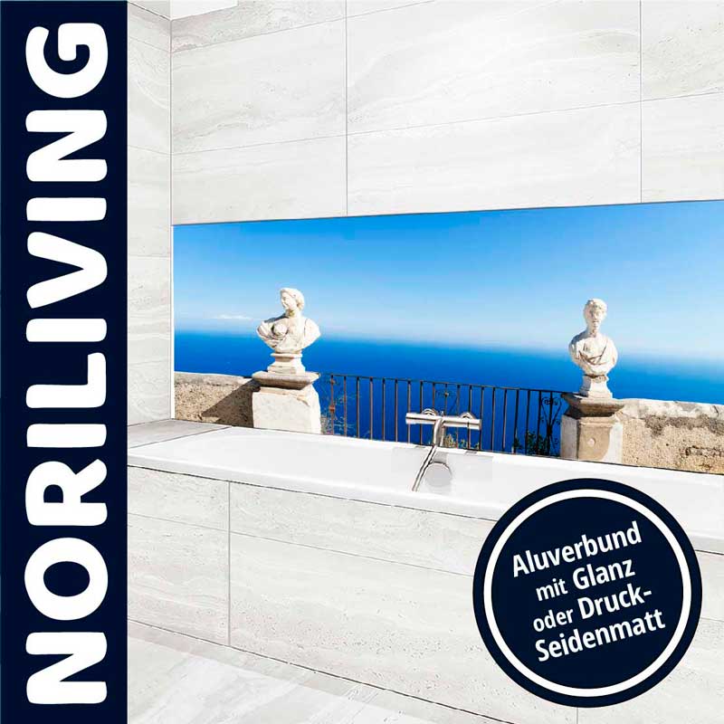 Modernes Badezimmer mit Wandbild, Meerblick und Statuen, Aluverbund Dekoration Luxuriöses Badezimmer mit weißen Fliesen, Aluverbund-Wandbild mit Meerblick und Statuen, elegante Badgestaltung