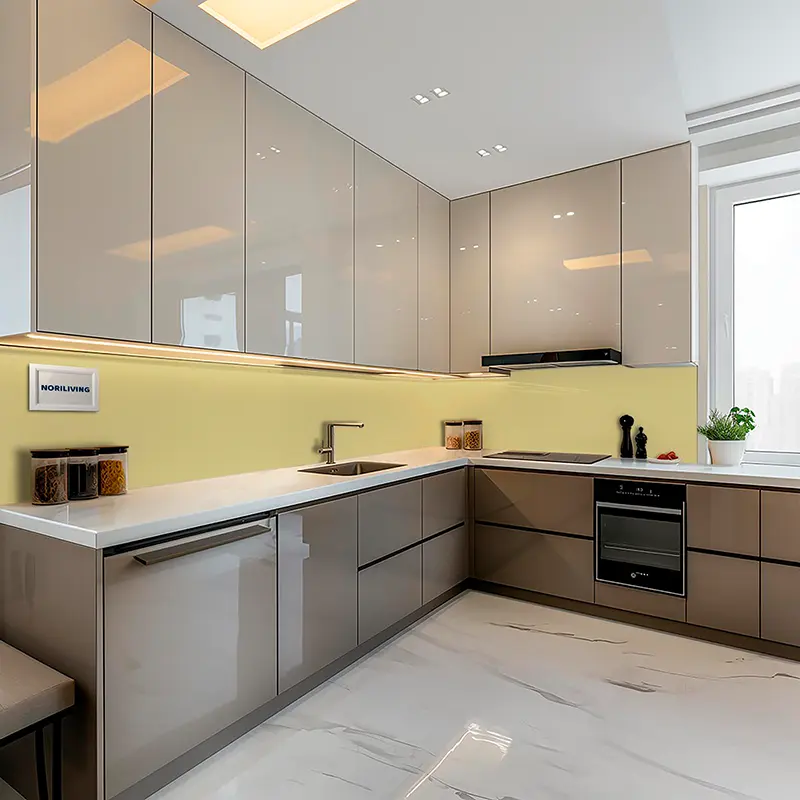 Glänzende graue Küche mit Arbeitsplatte