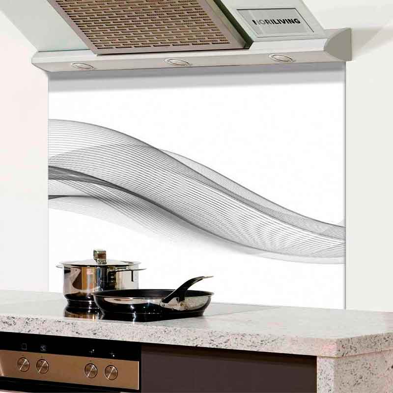 Küchenspritzschutz mit schwarzem Wellenmuster hinter Herd und Töpfen