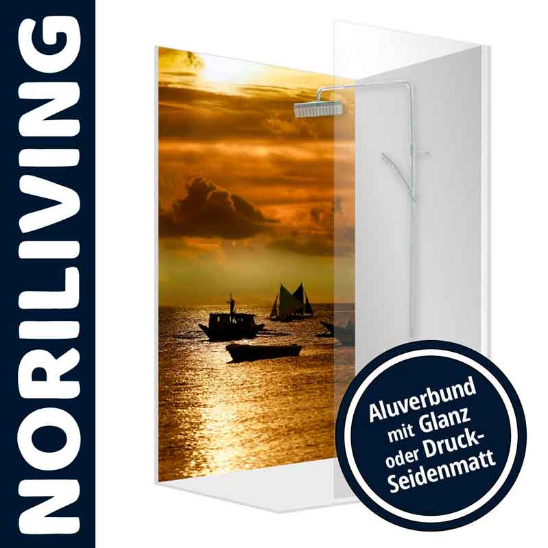 Hochwertiger Duschpaneel mit Sonnenuntergang-Motiv - Aluverbund mit Glanz oder Druck-Seidenmatt Duschpaneel mit malerischem Sonnenuntergangsbild und segelnden Booten, erhältlich in Aluverbund in Glanz oder Druck-Seidenmatt.