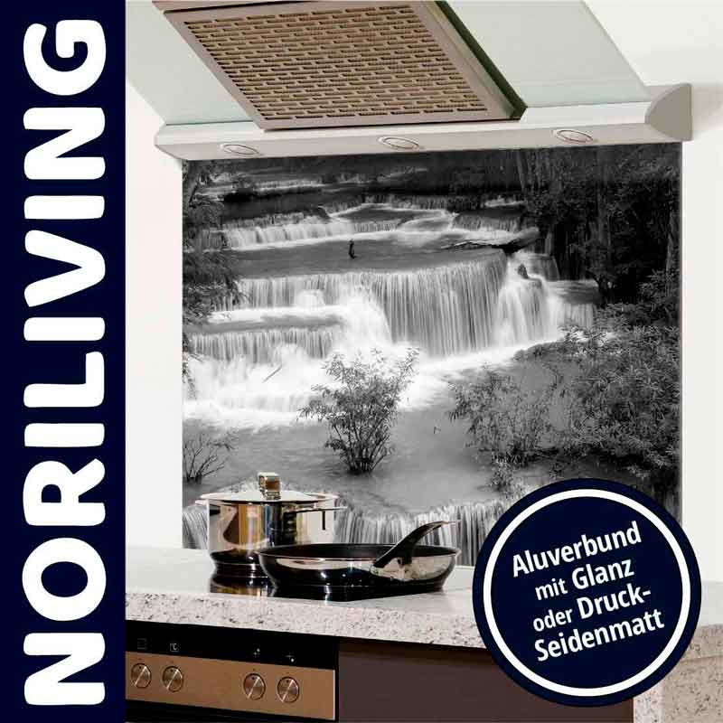 Schwarz-weiße Küchenrückwand mit Wasserfall-Motiv und Kochutensilien auf einer Arbeitsfläche