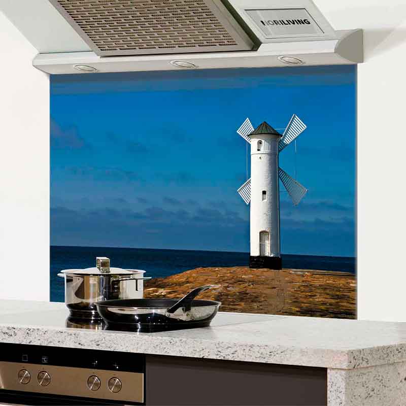 Küchenrückwand aus Glas mit einem Bild eines Leuchtturms am Meer