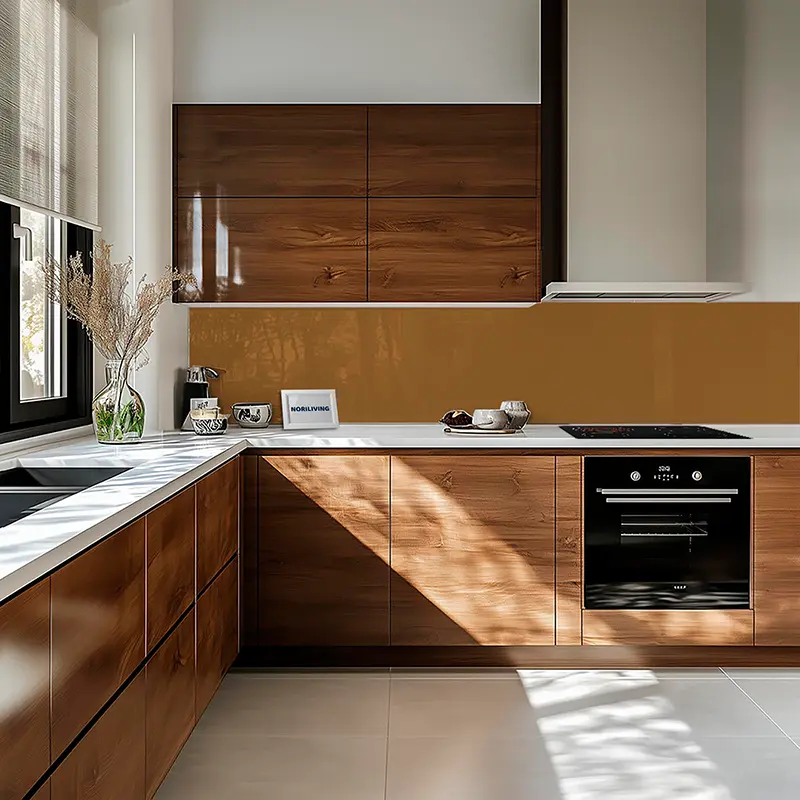 Helle Küche mit Holzschränken und weißer Arbeitsplatte