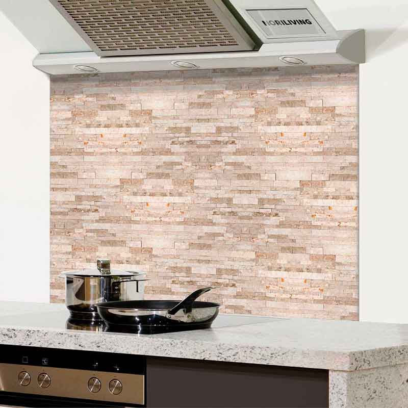 Helle Steinrückwand in einer modernen Küche mit Edelstahl-Dunstabzugshaube und Kochtöpfen auf der Arbeitsfläche