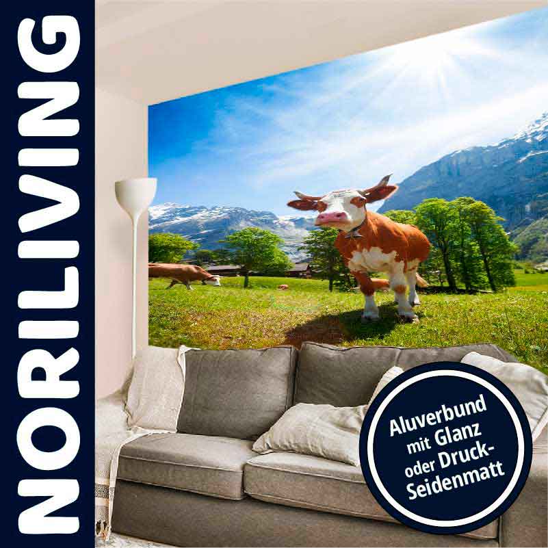 Fototapete Berglandschaft mit Kuh – ideal für Wohnräume Fototapete mit einer Landschaft von Bergen, Bäumen und einer Kuh über einem Sofa, geeignet für eine stilvolle Raumgestaltung mit Aluverbund in Glanz oder Druck-Seidenmatt.