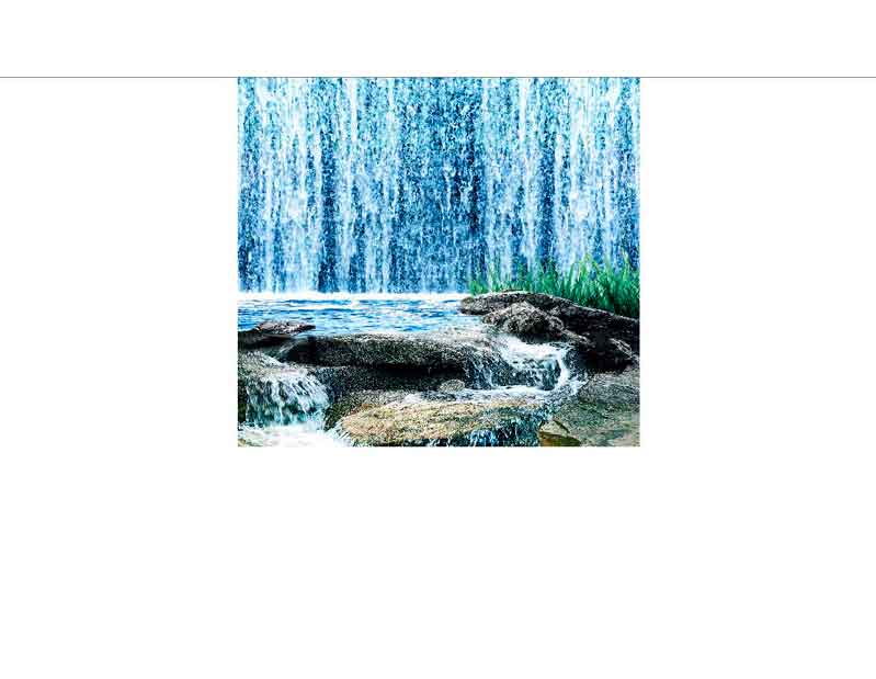 Ein beeindruckender Wasserfall fließt über Felsen, umgeben von grüner Vegetation und sprudelndem Wasser.