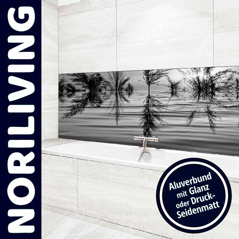Schwarz-weißes Wandmotiv über einer Badewanne, angeboten von NORILIVING, erhältlich in Aluverbund mit Glanz oder Druck-Seidenmatt.