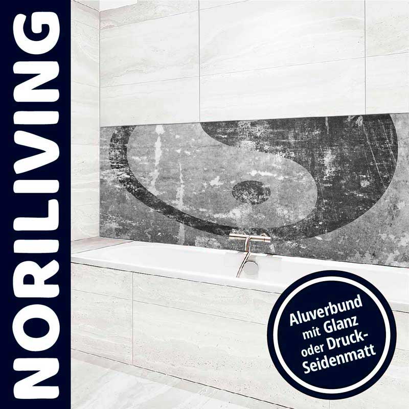 Ein stilvolles Badezimmer mit einer grauen Yin-Yang-Wandverkleidung aus Aluverbund über einer weißen Badewanne. Auf der linken Seite steht 'NORILIVING', rechts ein Hinweis auf Glanz oder Druck-Seidenmatt.