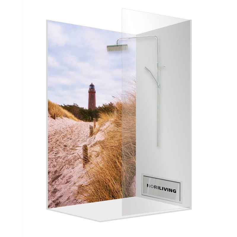 Glasdusche mit maritimem Design, zeigt einen sandigen Strandweg und einen Leuchtturm im Hintergrund