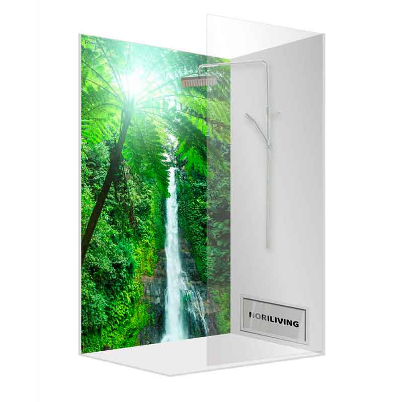 Moderne Duschrückwand mit tropischem Wasserfall-Motiv Duschrückwand mit Naturmotiv eines Wasserfalls und grüner Pflanzen im Dschungelstil