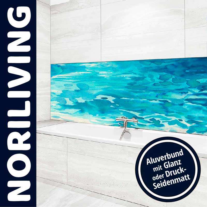 Badezimmer mit Aluverbund Rückwand im Wasser-Design, weiche Blautöne, moderner Stil