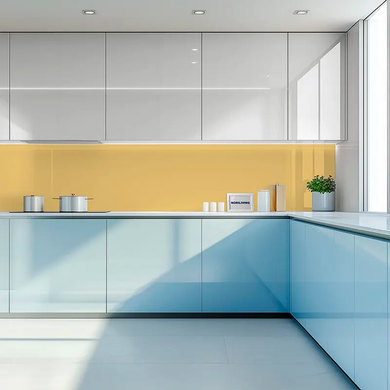 Helle, minimalistische Küche mit gelber Glasrückwand