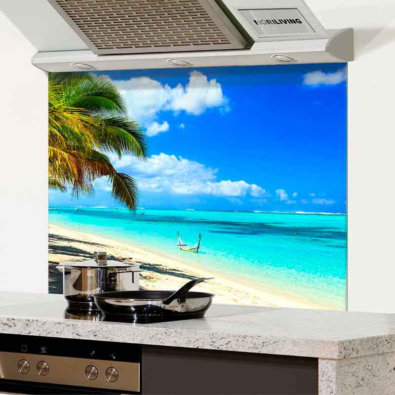 Spritzschutz mit Strandmotiv in moderner Küche Küchen-Spritzschutz mit tropischem Strandbild und Palmen