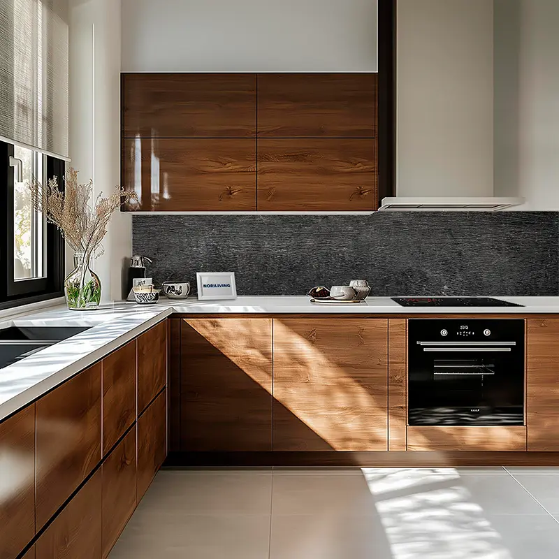 Helle Winkelküche mit Arbeitsplatte und Fensterlicht