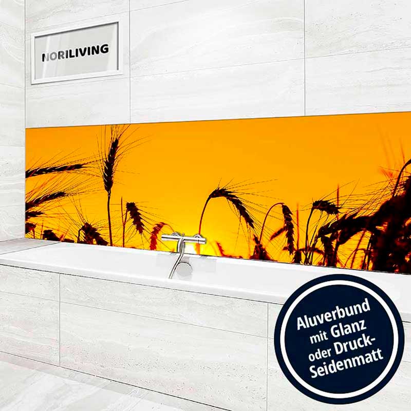 Wunderschöne Badgestaltung mit dekorativer Rückwand im Weizen-Design Badezimmer mit eleganter Rückwand, die ein Weizenfeld bei Sonnenuntergang zeigt, hergestellt aus Aluverbund mit Glanz oder Druck-Seidenmatt.