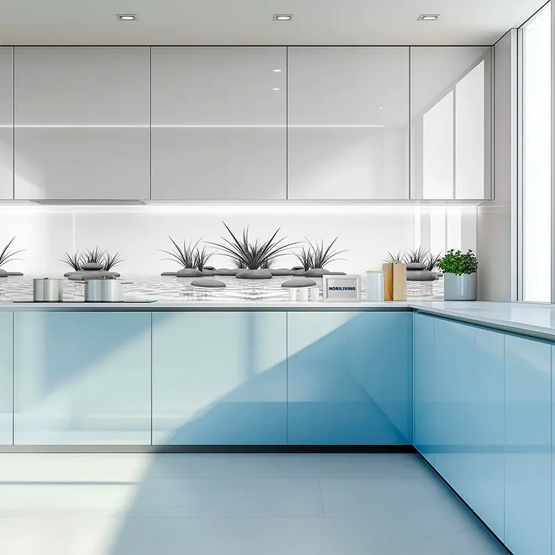 Helle Minimal-Küche mit blauen Schränken und Pflanzen