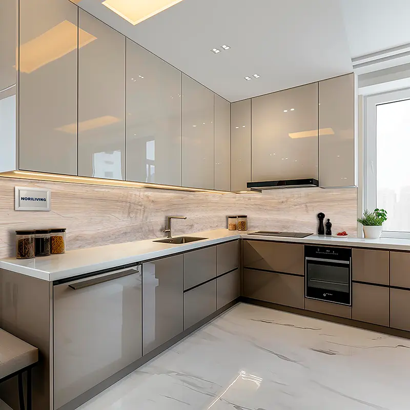 Moderne U-förmige Küche mit Hochglanzfronten