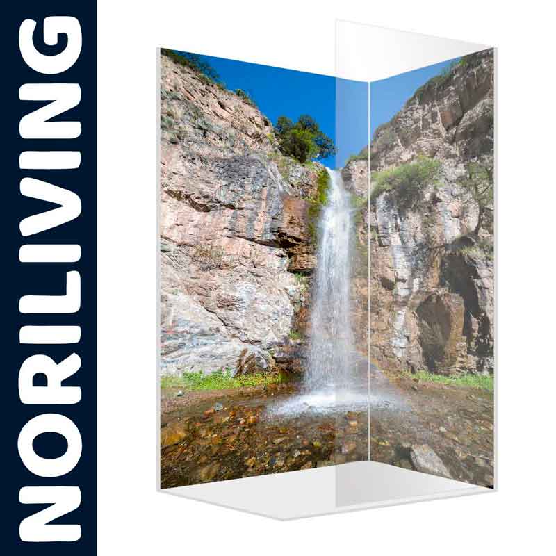 Glas-Duschwand mit einem beeindruckenden Wasserfall-Motiv von der Marke NORILIVING
