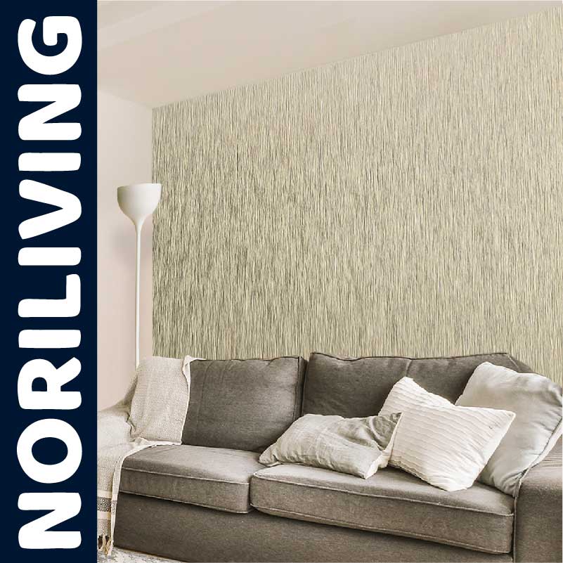 Stilvolles Wohnzimmer mit grauem Sofa, dekorativer Wandtapete und Stehlampe, präsentiert von Noriliving