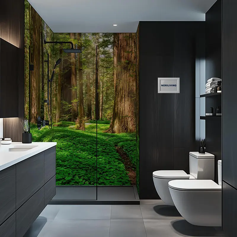 Glasdusche mit fotorealistischer Waldtapete