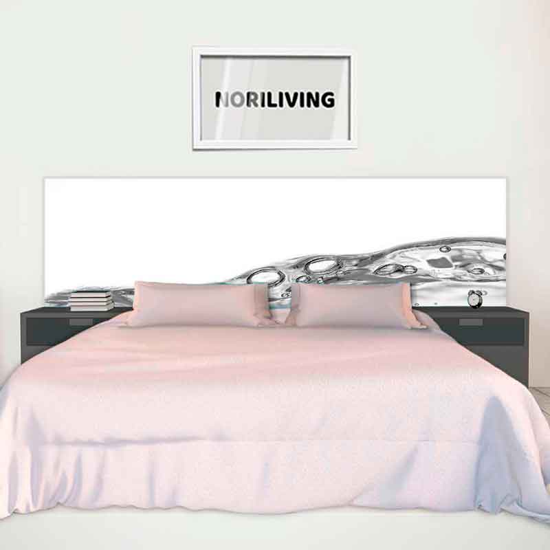 Schlafzimmer mit Doppelbett, Nachttischen und einem Kunstwerk an der Wand über dem Kopfteil