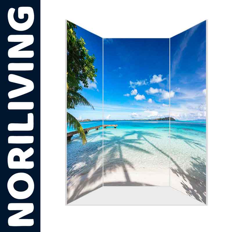 Paravent mit Strandmotiv von Noriliving Ein Paravent mit einem fotorealistischen Strandmotiv, das einen tropischen Strand mit klarem blauen Wasser und Palmen zeigt. Produkt von Noriliving.