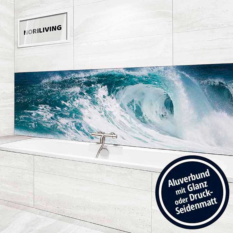Badezimmer mit weißem Interieur und einem Aluverbund-Panel mit Wellenmotiv über der Badewanne. Wahlweise in Glanz oder Druck-Seidenmatt erhältlich.