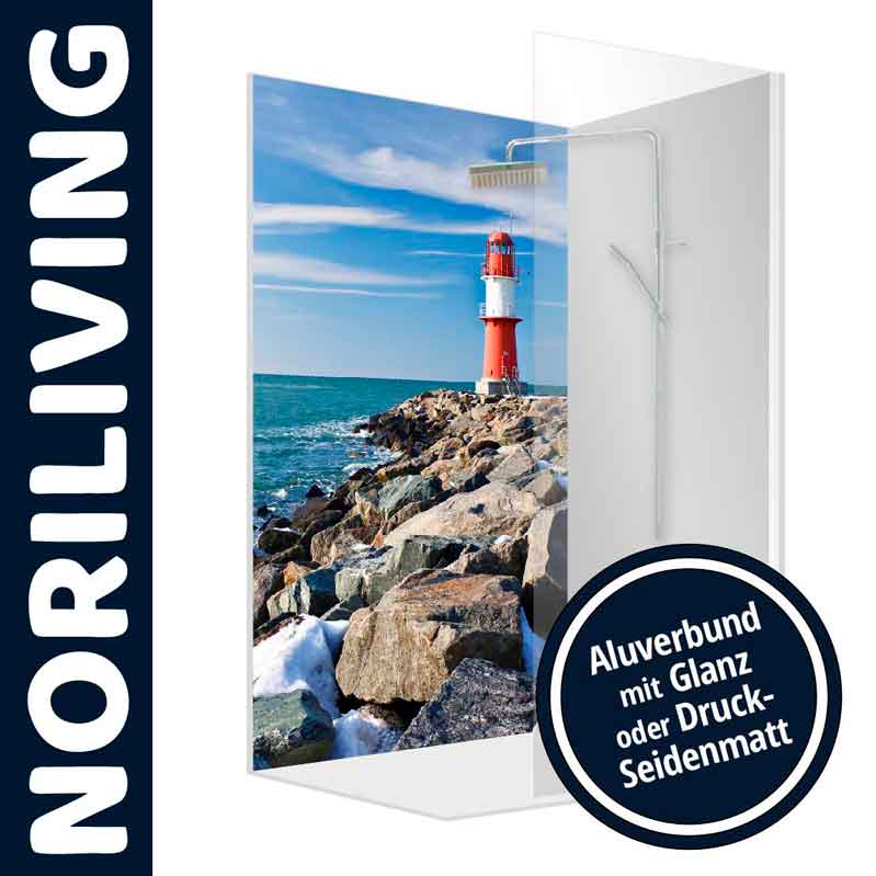 Duschtrennwand von Noriliving mit Bild eines Leuchtturms an einem felsigen Küstenabschnitt, erhältlich in glänzendem oder mattem Aluverbund.