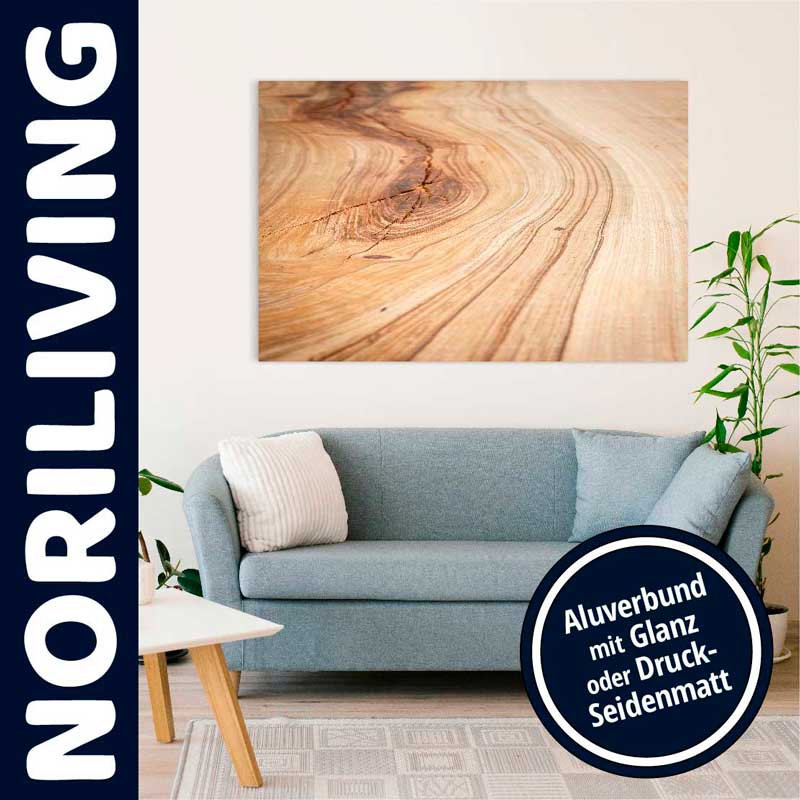 Elegantes Wohnzimmer mit blauem Sofa, einem dekorativen Holzbild an der Wand und einer Pflanze