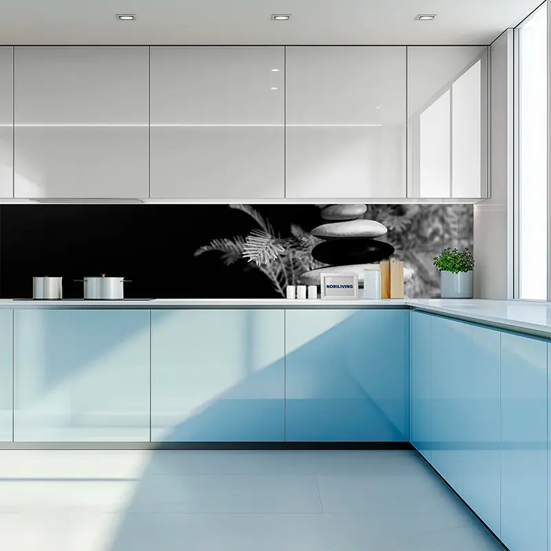 Helle moderne Küche mit blauem Unterschrank und Zen-Motiv