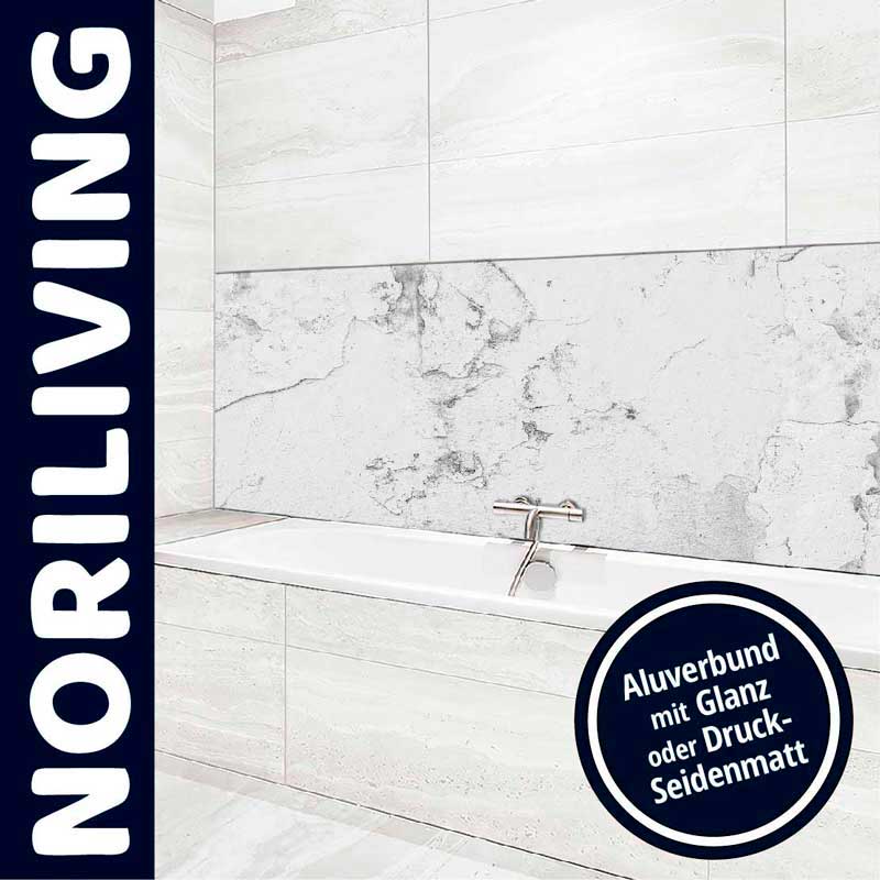 Elegante Badezimmerwand mit NORILIVING Aluverbundfliesen, erhältlich in Glanz oder Druck-Seidenmatt, über einer Badewanne.