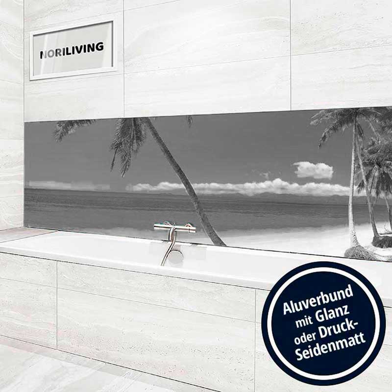 Elegantes Badezimmer mit Aluverbund-Wandbild, das ein tropisches Palmenmotiv zeigt