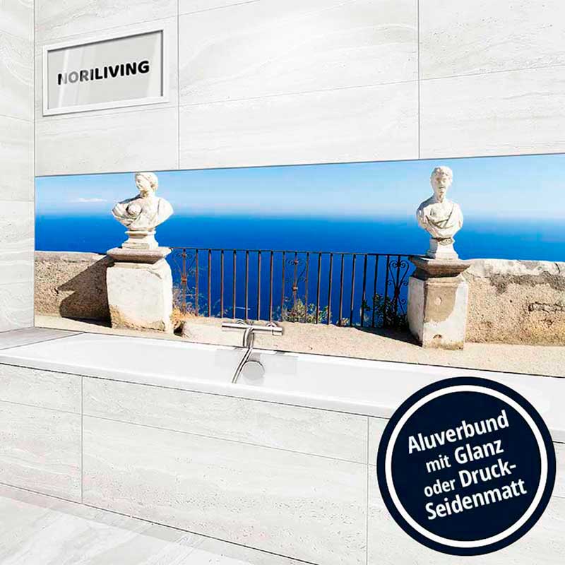 Stilvolle Badezimmerwand mit Meerblick und eleganten Statuen Moderne Badezimmergestaltung mit Fotopanel, das einen Meerblick und klassische Statuen zeigt