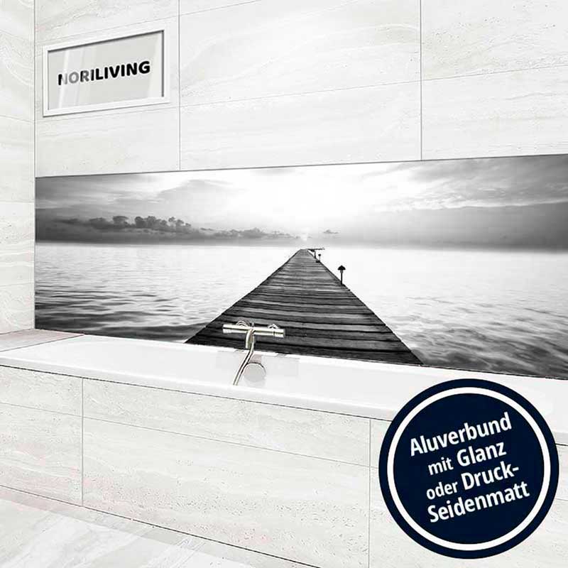 Badezimmer mit moderner Wandverkleidung in Aluverbund, die eine ruhige Landschaft mit Steg über Wasser zeigt