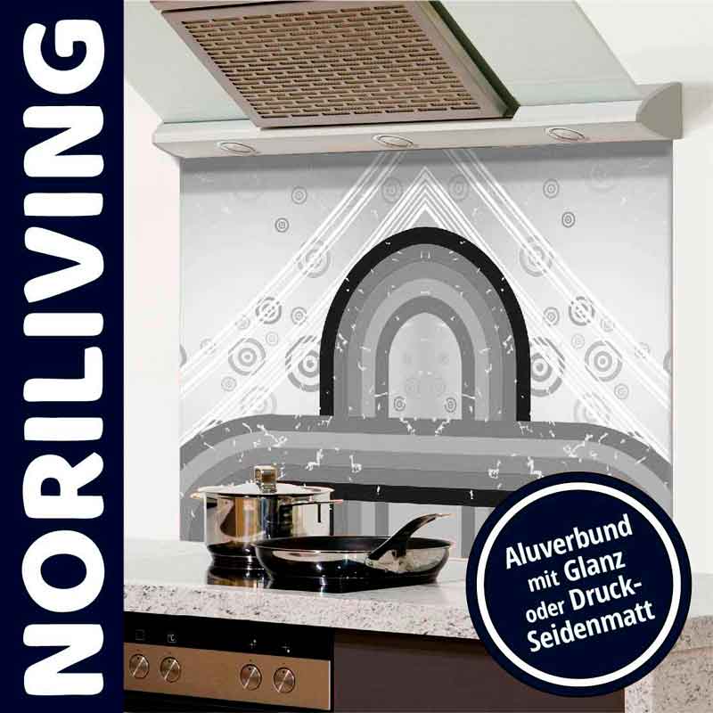 Moderne Küchenrückwand in Grautönen mit geometrischem Muster aus Aluverbund, glänzend oder seidenmatt bedruckt, hinter einem Herd mit Töpfen