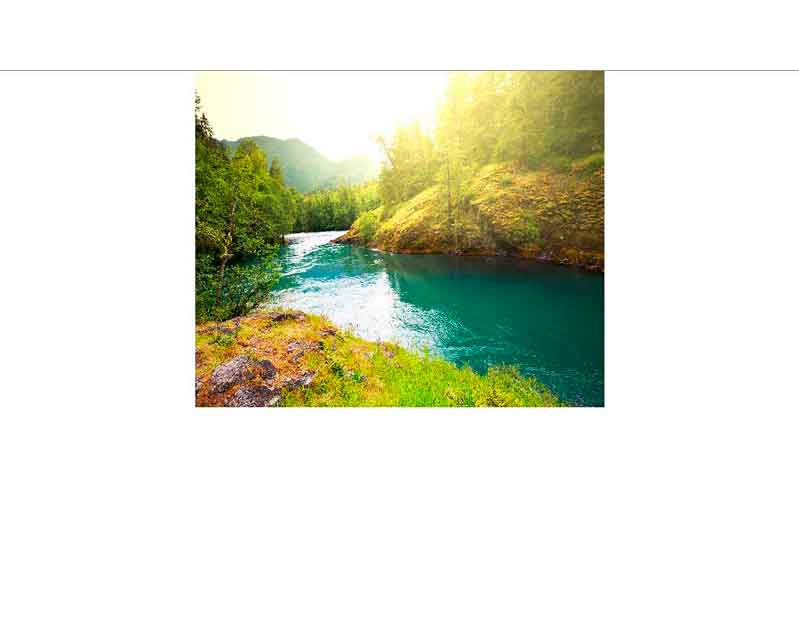 Idyllische Landschaft mit Fluss und Wald im Sonnenschein Ein klarer Fluss, umgeben von grünem Wald, fließt unter strahlendem Sonnenschein durch eine malerische Landschaft.