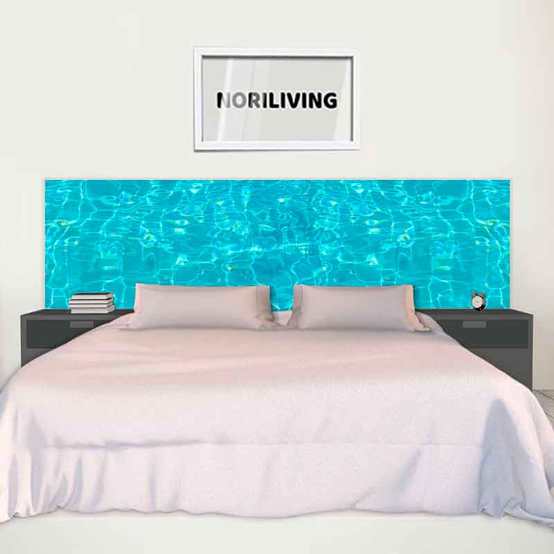 Stilvolles Bett in einem modernen Schlafzimmer mit blauem Wasser-Design an der Wand und Nachttischen