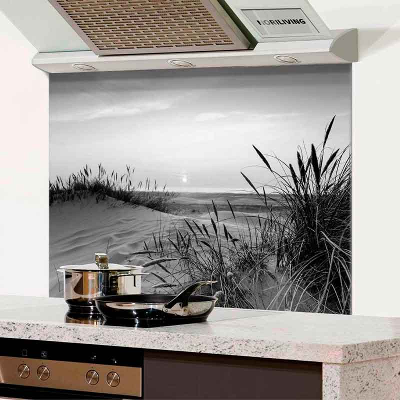 Moderne Küche mit schwarz-weißer Küchenrückwand, die eine Strandlandschaft zeigt; Edelstahl-Pfannen und Töpfe auf der Arbeitsplatte