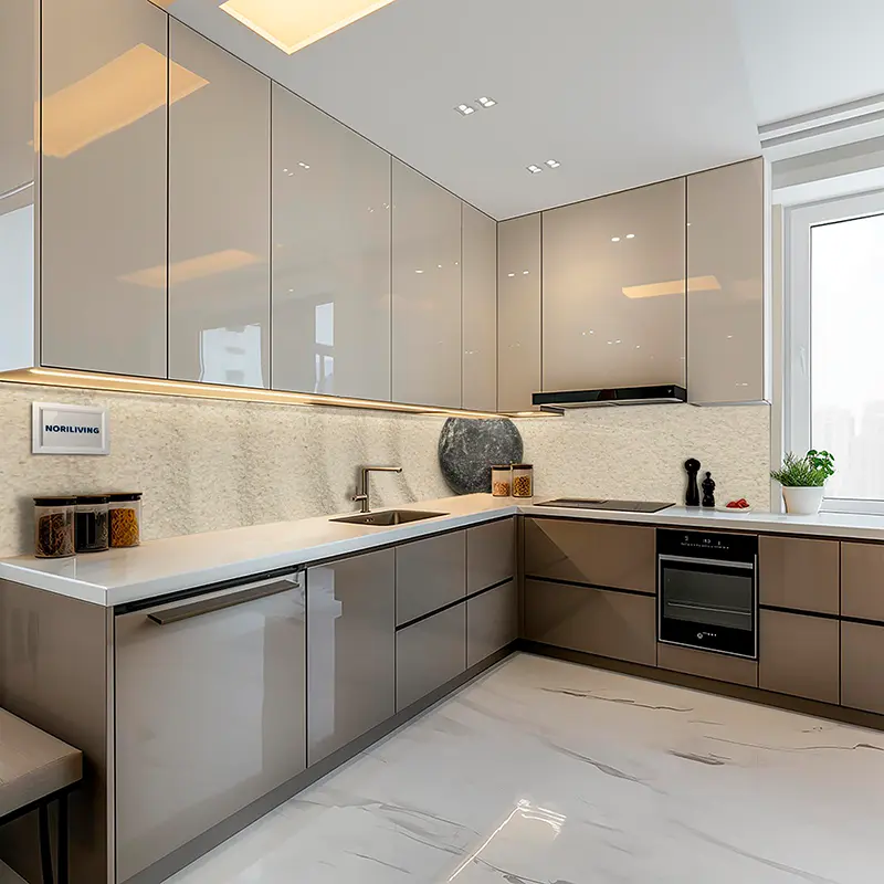 Eckküche in Grau mit Marmorarbeitsplatte und Einbauherd