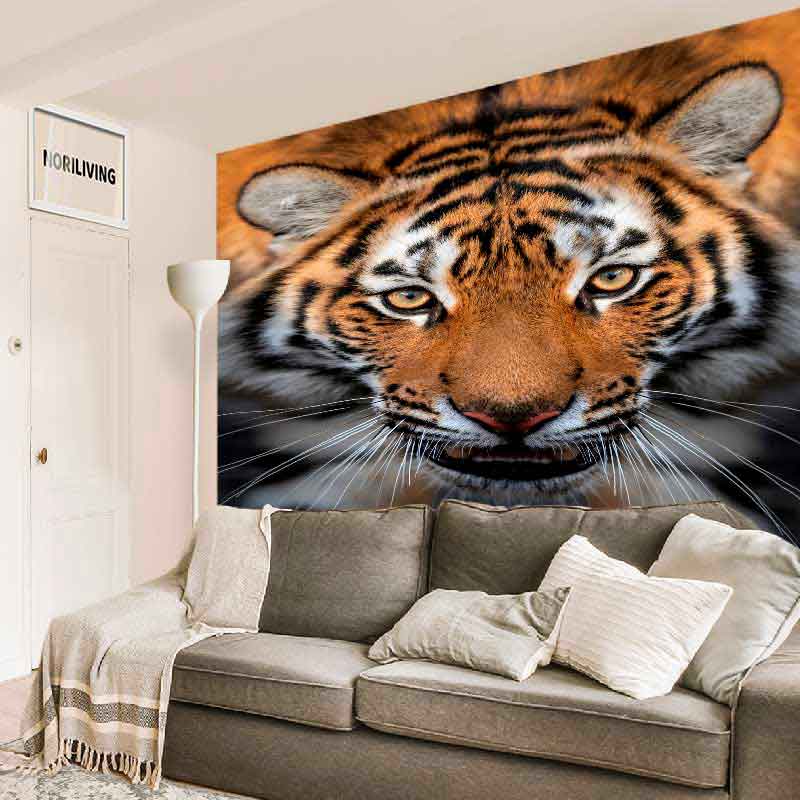 Großformatige Tiger-Wandtattoo in stilvollem Wohnzimmer Großformatiges Tiger-Wandtattoo hinter einem gemütlichen grauen Sofa in einem stilvollen Wohnzimmer