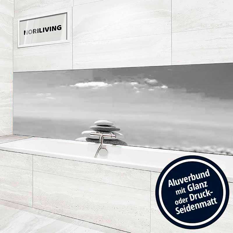 Elegante Badewanne mit Zen-Steinen und Aluverbund-Wandbild im Badezimmer