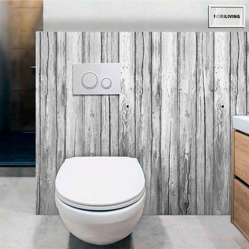 Toilette vor einer Holzwänden mit moderner Drückerplatte im stilvollen Badezimmer