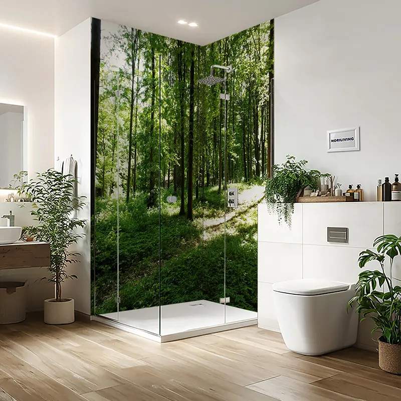 Modernes Bad mit Glasdusche, Waldtapete
