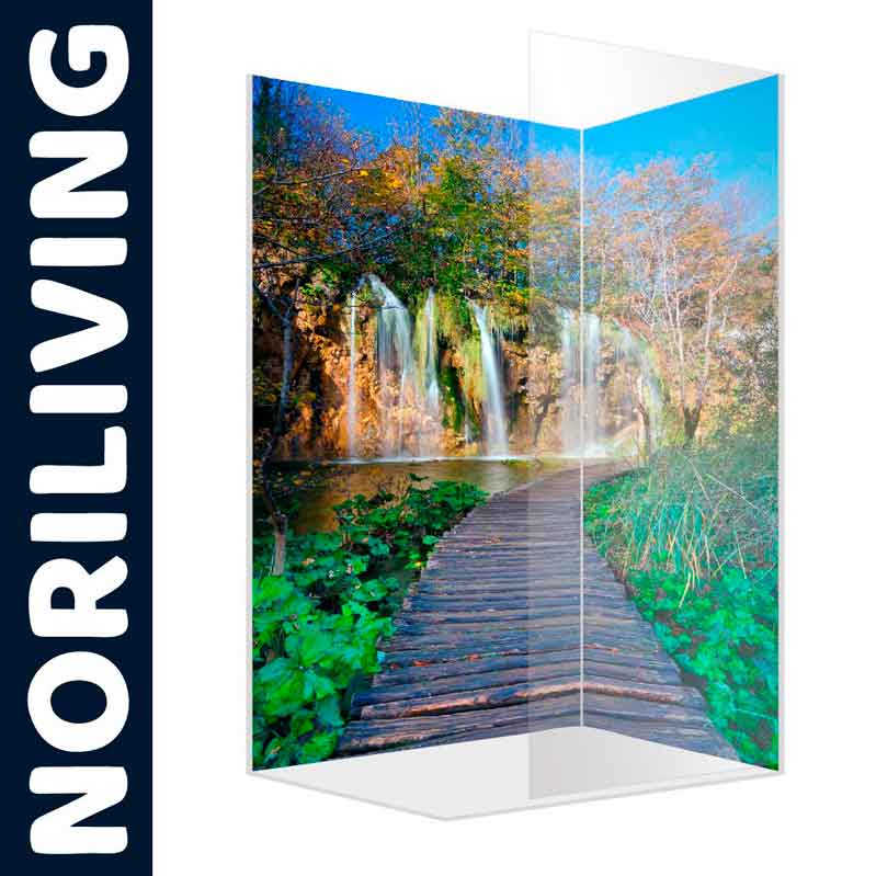 Dekorativer Wandaufsteller mit Naturmotiv – Noriliving Dekorativer Wandaufsteller von Noriliving mit einem idyllischen Naturmotiv aus Holzsteg und Wasserfall