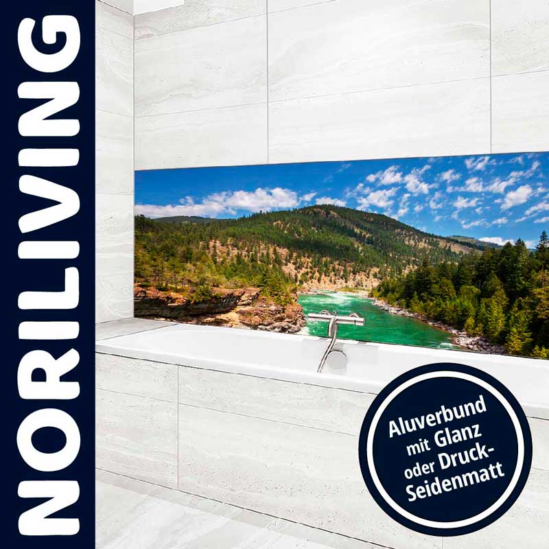Modernes Badezimmer mit Aluverbund Wandbild, das eine malerische Landschaft mit Fluss und Wald zeigt. Ideal für glanzvolle oder seidenmatte Dekoration.