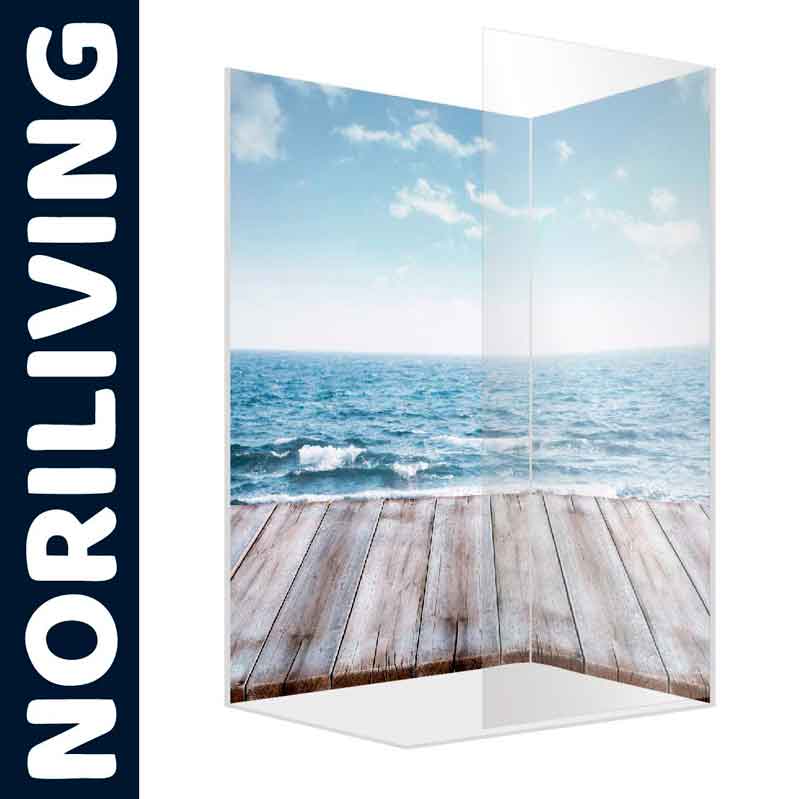 Duschwand mit Meeresmotiv für modernes Badezimmer Transparente Duschwand mit Strand- und Meeresdesign vor blauem Himmel