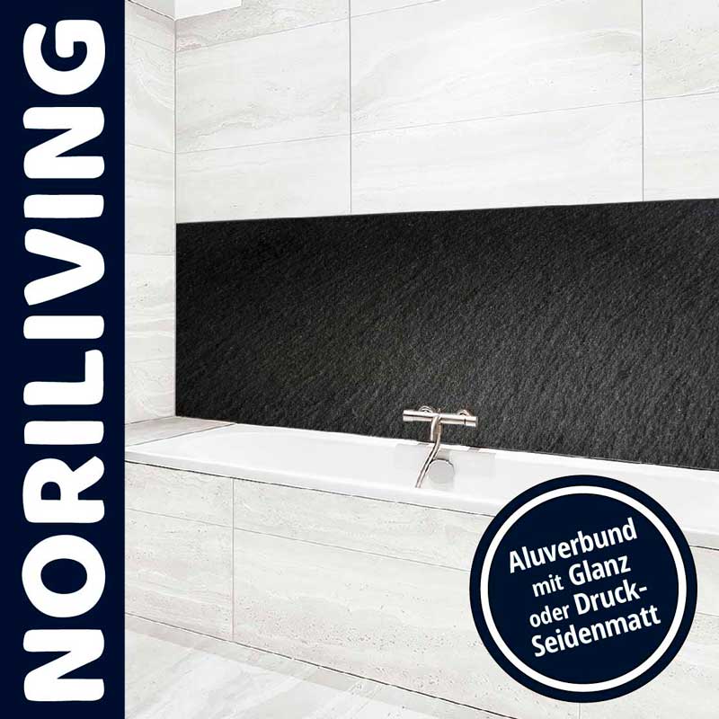 Moderner Badbereich mit schwarzer Aluverbundplatte hinter einer weißen Badewanne