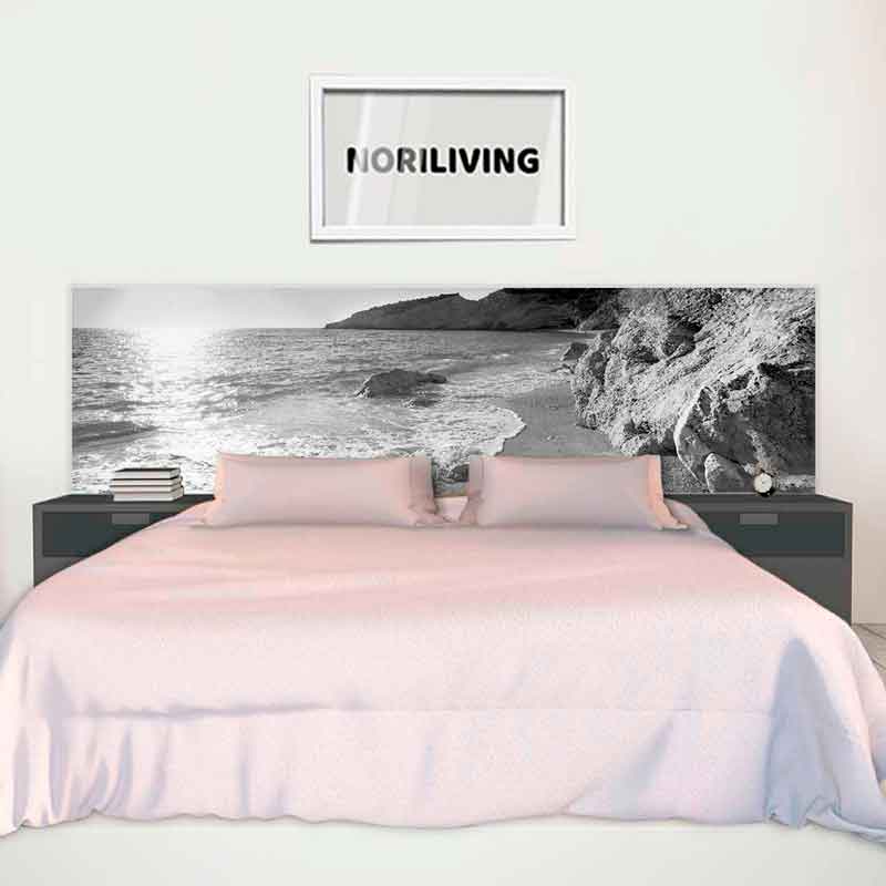 Modernes Schlafzimmer mit Strandbild an der Wand Modernes Schlafzimmer mit einem großen Bett, zwei Nachttischen und einem großen Schwarz-Weiß-Poster eines Strandes als Kopfteil-Dekoration.