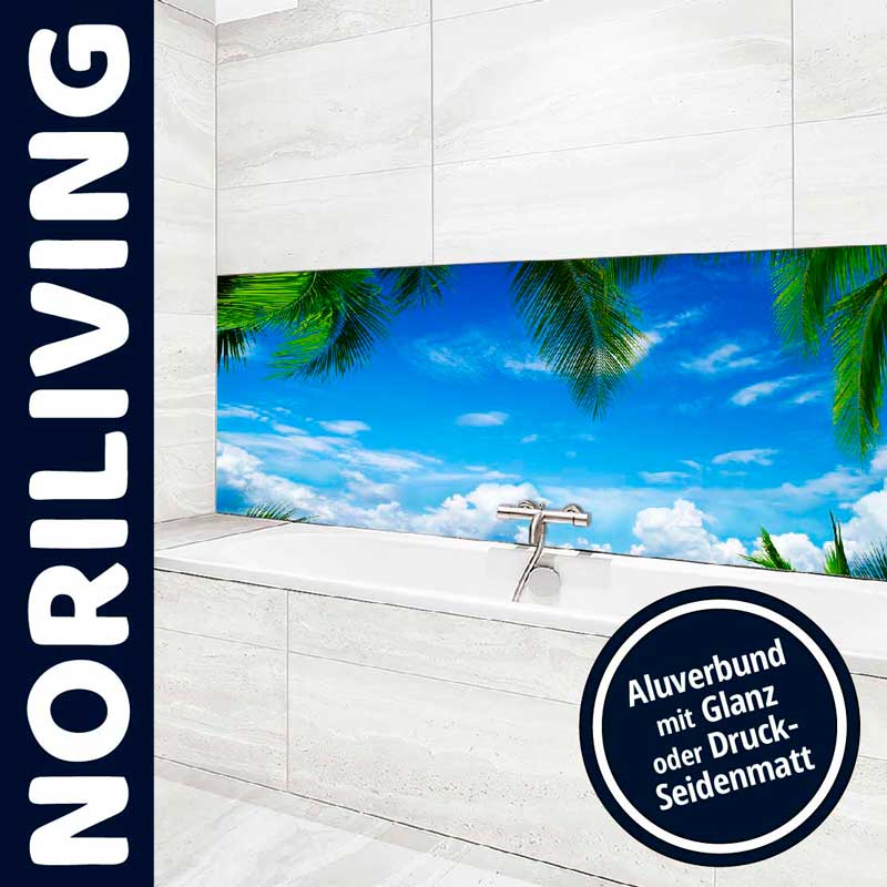 Moderne Badezimmergestaltung mit tropischem Palmenprint als Wanddekoration über der Badewanne