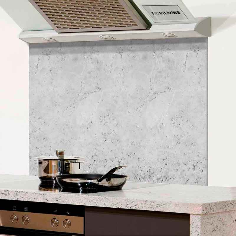 Graue Küchenrückwand mit Dunstabzugshaube, darunter ein Herd mit Töpfen und Pfannen